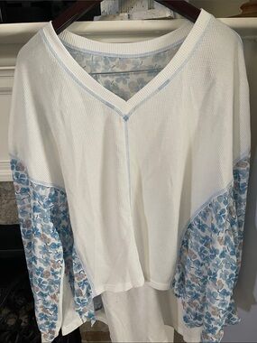White Waffle Knit Top with Blue Floral Sleeve Panels XL NWOT